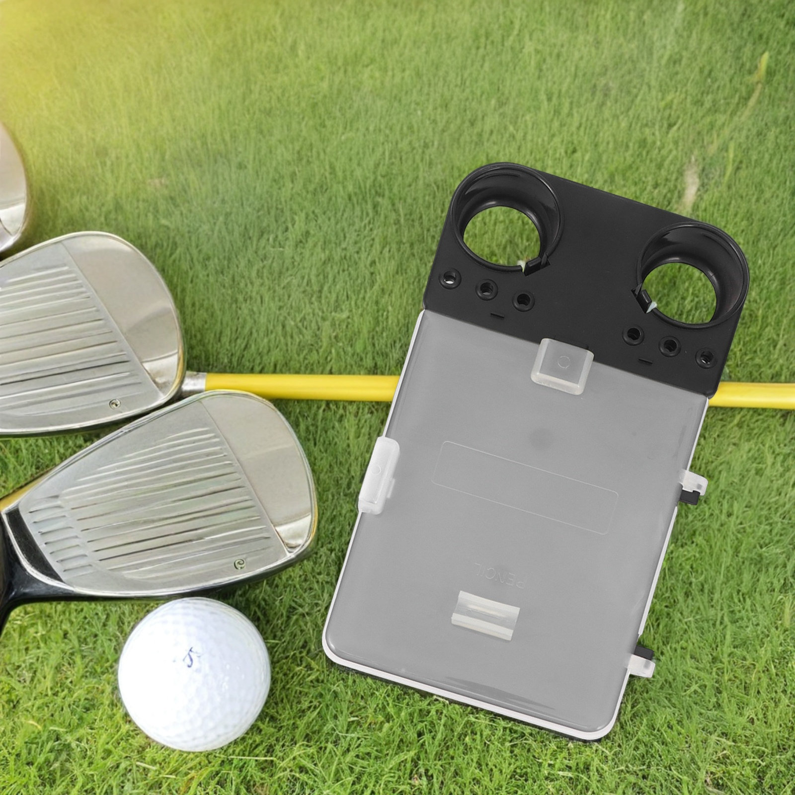 Golf Scorecard Holder - ゴルフスコアカードホルダー。ゴルフカート用の透明なプラスチック製スタンド。カードをしっかりと固定し、安定して設置可能。複数人でのスコア記録に最適。